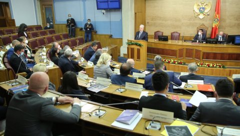 ГЕНОЦИД НА МАЛА ВРАТА: У Скупштини Црне Горе траје расправа о Резолуцији о Сребреници