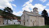 БРИТАНЦИ КРУЖЕ ОКО ДЕЧАНА: Срби у Гораждевцу узнемирени, Кфоровци постављали чудна питања о великој светињи