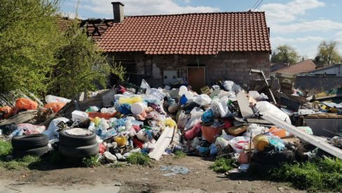 GUŠI IH SMRAD, PLAŠE SE ZARAZE: Građani u Krnjači očajni, komšinica napravila deponiju smeća, a nadležni ne reaguju!