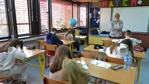 ЂАЦИ ПОНОВО У КЛУПАМА: Крај школе прво за матуранте гимназија