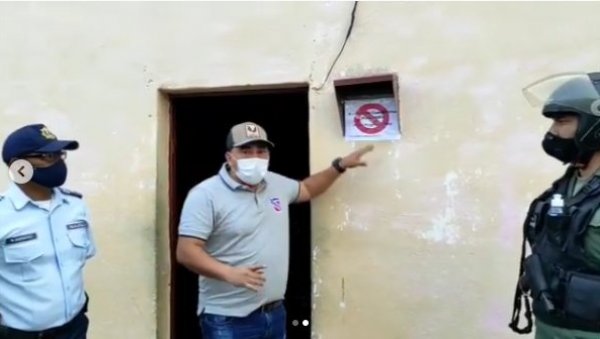 КО КРШИ КАРАНТИН, НЕМА ХРАНЕ И ГАСА: У Венецуели обележавајy куће оболелих од вируса корона (ВИДЕО)