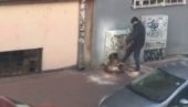УХАПШЕН МАНИЈАК КОЈИ ЈЕ БРУТАЛНО ТУКАО ПСА: Шутирао га и ударао у центру Београда (ВИДЕО)