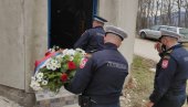 SEĆANJE NA PALE POLICAJCE: U Skelanima kod Srebrenice odata počast poginulim kolegama (RS)