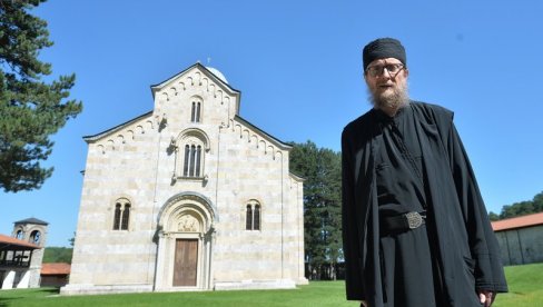 ZAHVALNICE VOJNICIMA: Iguman Sava Janjić se zahvalio Italijanima u Kforu na donaciji manastiru Visoki Dečani