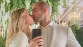 ЦЕЦА РЕКЛА ДА: Манекенка се удала у Лос Анђелесу