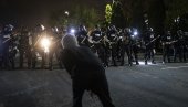 PONOVO HAOS NA AMERIČKIM ULICAMA: Mladić bežao od policije i nastradao, demonstranti krenuli na policiju