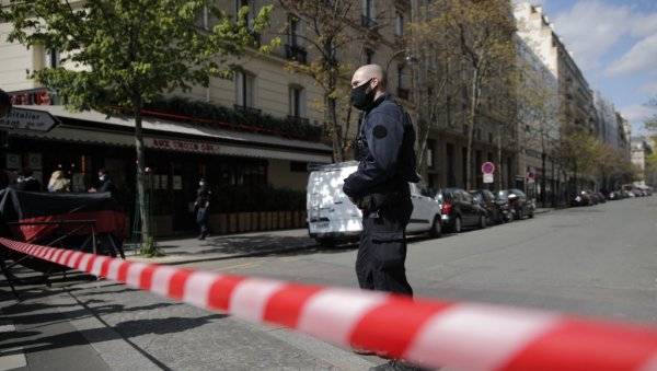 ДОКРАЈЧИО ГА ДОК ЈЕ ЛЕЖАО НА ЗЕМЉИ: Мушкарац убијен у Паризу пре трагедије пио кафу - нападач у црном мирно одшетао са места злочина (ФОТО)