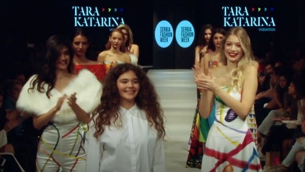 ГРАД БЕОГРАД ПОДРЖАО МЛАДУ ДИЗАЈНЕРКУ: Тара Катарина има само 14 година и већ осваја свет моде (ФОТО)