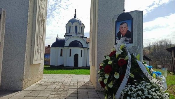 ПОГИНУО НА КОШАРАМА ДА БИ ЊЕГОВИ ДРУГОВИ ПРЕЖИВЕЛИ: Трстеничани не заборављају свог хероја Драгана Милићевића