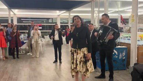 OVO JE SRBIJA SE ČULO U HURGADI: Operska diva Jadranka Jovanović otpevala rodoljubivu pesmu našim lekarima herojima! (VIDEO)