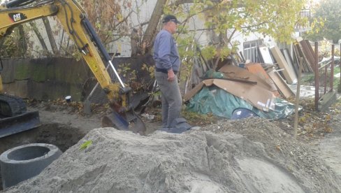 GDE JE GRANICA BAHATOSTI? Nelegalni investitor sproveo kanalizaciju kroz njegovo dvorište, nadležni ne reaguju! (FOTO)