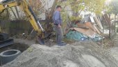 GDE JE GRANICA BAHATOSTI? Nelegalni investitor sproveo kanalizaciju kroz njegovo dvorište, nadležni ne reaguju! (FOTO)