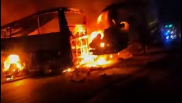 ХАОС У ЕГИПТУ: Сударили се камион и аутобус, најмање 20 погинулих