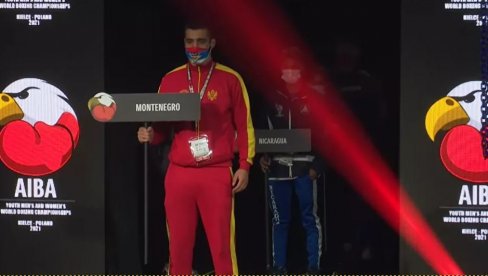 VESELI SE SRPSKE RODE ODJEKIVALO BUDVOM: Veličanstven doček Crnogorca, vicešampiona sveta u boksu (VIDEO)