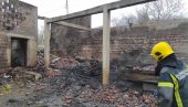 ПОЖАР У СЕЛУ КОД СВРЉИГА: Изгорели помоћни објекти,  нанета велика штета