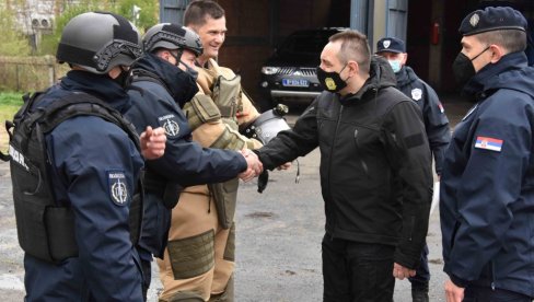 VULIN SA DEMINERSKOM ČETOM: Spremni da u svakom trenutku zaštite živote i imovinu građana (FOTO)