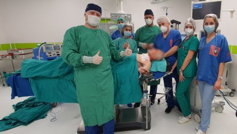 USPEH HIRURGA UKC RS U BANJALUCI: Potpuno budnom pacijentu odstranjena džinovska štitna žlezda