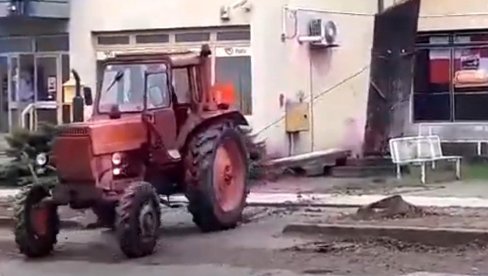 EVO VAM ČETNICI: Skandal u selu kod Vukovara, usred dana traktorom ruše spomenike (VIDEO)