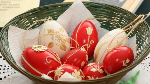 ЕВО КАКО ГРЦИ ФАРБАЊУ ЈАЈА: Техника како добити најинтезивнију црвену боју (ВИДЕО)