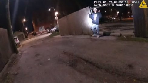 POLICIJA OBJAVILA SNIMAK UBISTVA DEČAKA (13): Užas u SAD, tinejdžer podigao ruke u vazduh i predao se, policajac ispalio metke