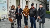 OTVORENA IZLOŽBA SLIKA MOME KAPORA: Beograđani svih generacija zaustavljaju se ispred remek dela čuvenog slikara (FOTO/VIDEO)