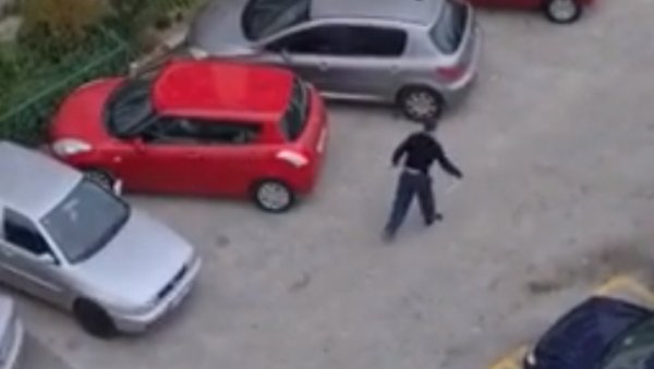 ДРАМА У СПЛИТУ! Младић наоружан ножевима шетао по улици, полиција га једва савладала (ВИДЕО)