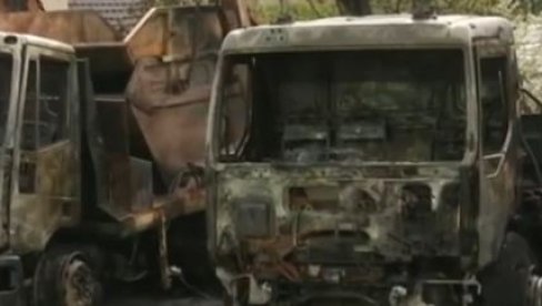 VELIKI POŽAR U POGONU GRADSKE ČISTOĆE: Izgorelo pet vozila, vatrogasac se nagutao dima (VIDEO)