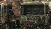 ВЕЛИКИ ПОЖАР У ПОГОНУ ГРАДСКЕ ЧИСТОЋЕ: Изгорело пет возила, ватрогасац се нагутао дима (ВИДЕО)