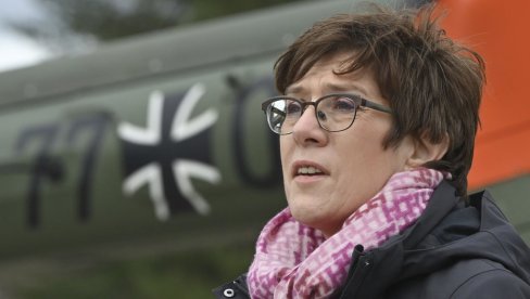 НЕЋЕМО ДА НАСЕДАМО НА ИГРУ: Немачка министарка - Русија показује мишиће код украјинске границе