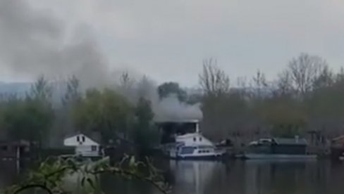 POŽAR NA MAKIŠU: Gori vikendica na vodi, nad rekom se nadvio gusti crni dim