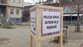 POLICIJA SPAVA, ZATRUBI DA JE PROBUDIŠ: Postavljen bilbord ispred stanice u Gračanici, odmah je uklonjen