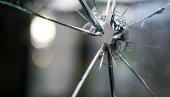 INCIDENT NA KiM: Polomljena stakla na ulaznim vratima srpske škole u Obiliću