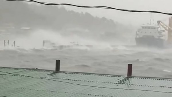 СНАЖНО НЕВРЕМЕ У ЈАПАНУ: Хиљаде људи евакуисано због тајфуна Нанмадол