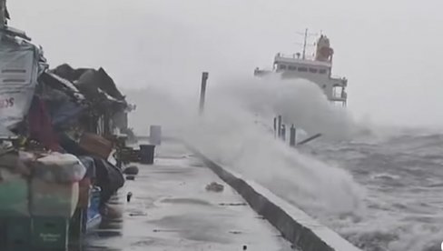ЕВАКУАЦИЈА НА ФИЛИПИНИМА: Супертајфун треће категорије наставља да јача