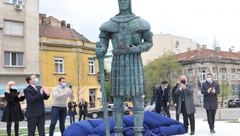 SVEČANO OTKRIVEN SPOMENIK DESPOTU STEFANU LAZAREVIĆU: Rađen po idejnom rešenju vajara Svetomira Arsića Basare (FOTO, VIDEO)