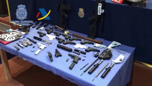 У ИЛЕГАЛНОЈ РАДИОНИЦИ ПРАВИЛИ ОРУЖЈЕ 3Д ПРИНЕРОМ: Шпанска полиција ухапсила власника објекта (ФОТО/ВИДЕО)