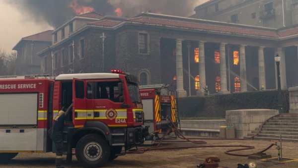 ВАТРА ГУТА СВЕ ПРЕД СОБОМ: Страшан пожар у Кејптауну, уништен део Универзитета - стихија све ближе центру града (ФОТО/ВИДЕО)