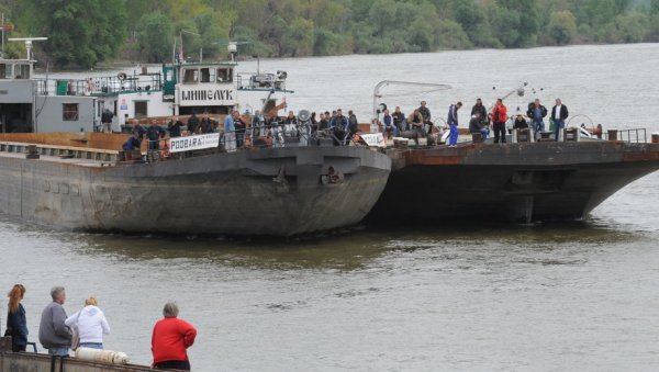 ДЕЦЕНИЈУ ТРАЖЕ НЕИСПЛАЋЕНЕ ЗАРАДЕ: ДГА под стечајем, радници део дуга исплатили продајом бродова
