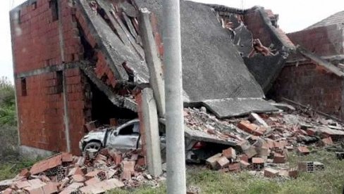 MERCEDES SLETEO S PUTA U VELIKOJ PLANI: Srušio kuću u izgradnji, četiri osobe povređene