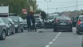 STRAŠNA TUČA U ŽARKOVU:  Muškarci se tuku nasred ulice, sevaju šipke i stolice (VIDEO)