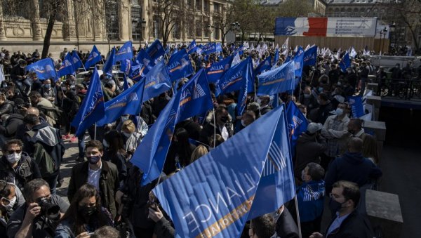 ПОЛИЦАЈЦИ СЕ НАЉУТИЛИ: Протести широм Француске - ево шта су захтеви демонстраната