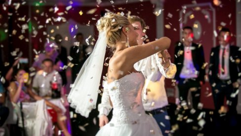 КОВИД МЕРЕ НА СВАДБАМА: Ова правила будући младенци морају да знају - венчање по српским обичајима само под маскама!