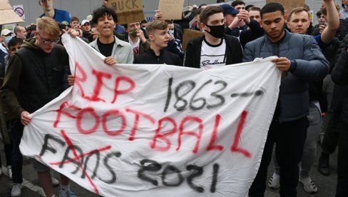  £ЕНОУГХ ИС £НОУГХ: Протести навијача Ливерпула и Јунајтеда (ФОТО) (ВИДЕО)