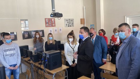 DUALNE STUDIJE OD OKTOBRA: Ružić u poseti obrazovnim ustanovama u Leskovcu