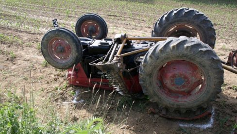 TRAGEDIJA KOD SMEDEREVA: Prevrnuo se traktor na njivi, poginuo muškarac