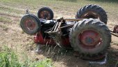 ПОВРЕЂЕНЕ ДВЕ ОСОБЕ: Преврнуо се трактор код Лесковца, истрага у току