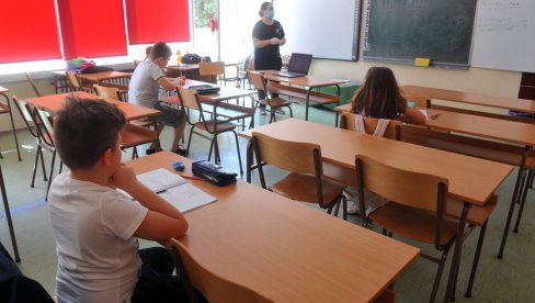 NEMA BORAVKA ZA ĐAKE PETAKE: Sindikat predlaže angažovanje dodatnih nastavnika, ministar traži da budu realni