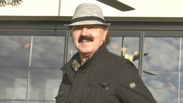 НИКАД ВИЂЕНА ФОТОГРАФИЈА: Овако Харис Џиновић изгледа без шешира (ФОТО)