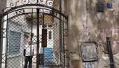 STRAŽA OKO KUĆE, KLJUČ U KAPIJI, A UNUTRA RUINA! Sa čuvarima u domu Laze Lazarevića - podovi uništeni, pada malter i vire kablovi (FOTO)