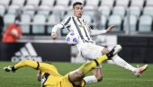 RONALDO SE PONOVO UPLAŠIO: Kristijano pokrio lice rukama i spustio glavu, Juventus je zbog toga primio gol (VIDEO)
